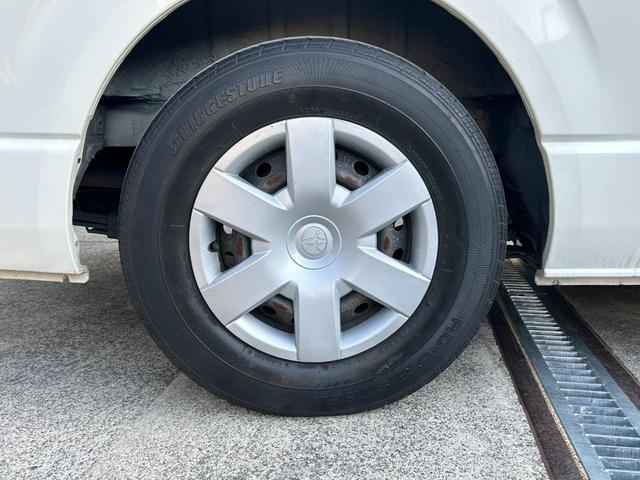 レジアスエースコミューター 　福祉車両　車椅子２名＋７名乗車　車椅子用スイングアームリフト　電動ワイヤー式車椅子固定装置　車椅子収納装置　スライドドア連動電動格納式ステップ　ルーフサイドハンドレール　純正ＳＤナビ　バックモニター（39枚目）