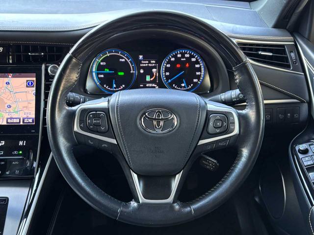 ステアリングは、常に目にする重要部分！同じ様でいて、それぞれのデザインや装備に、メーカーのこだわりが感じられます！