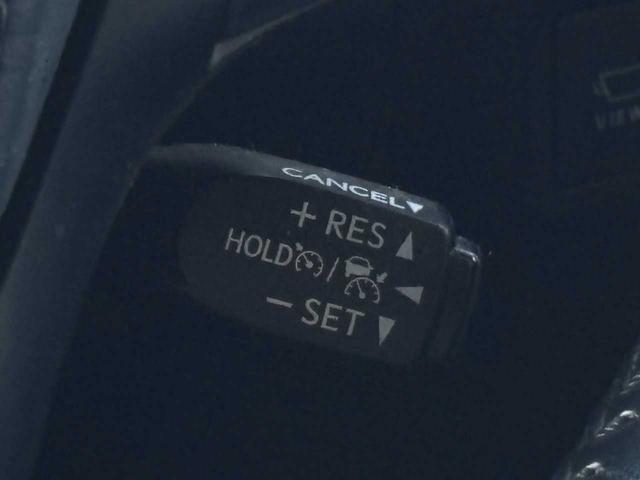 高速道路での長距離走行が楽に！！自動で速度を保つクルーズコントロールが、衝突軽減システムと連携し、前方の車両を感知して車間を保つように速度調節してくれます！