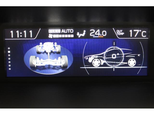 ダッシュボード上中央には大型カラー液晶のマルチファンクションディスプレイを設置。車両の様々な情報を表示します。