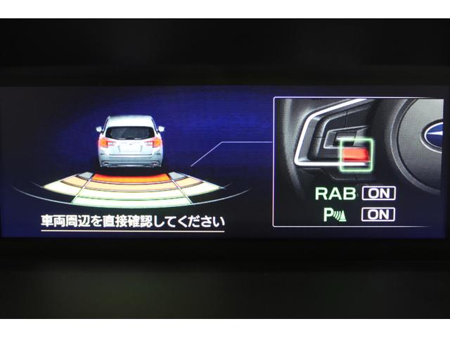 バック時の衝突回避をサポートする後退時ブレーキアシスト。車体後部に装着されたソナーセンサーが障害物を検知。警告音と警告表示で段階的に注意を促します。