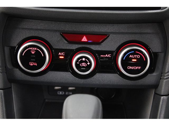 使いやすい3連ダイヤル式のフルオートエアコン装備。温度を設定するだけで車内はいつも快適。