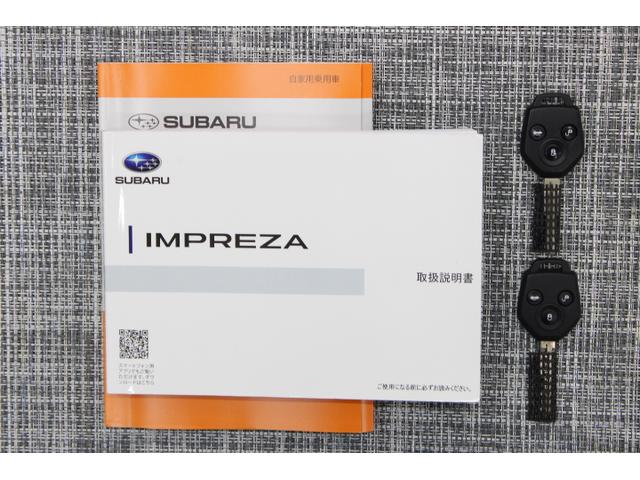 取扱説明書、新車時保証書、リモコンキー2本をセットでお渡しいたします。