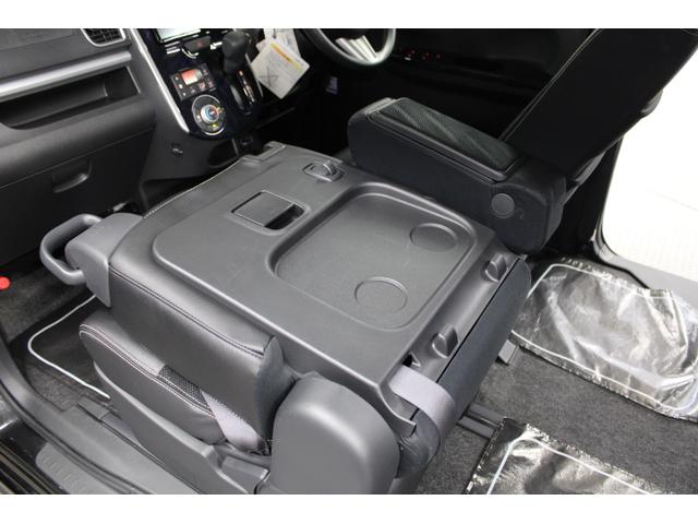 助手席をフラットにたたむとテーブルが出現。