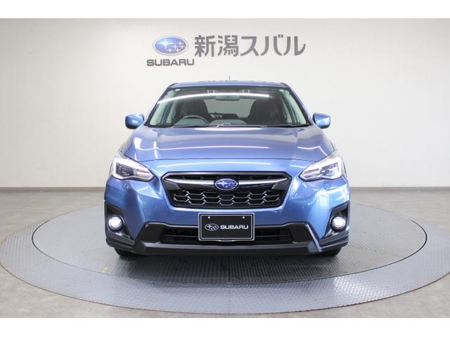 ＬＥＤヘッドランプ採用で夜間の運転をサポート。ステアリング操作でヘッドランプが向きを変える「ステアリング連動ヘッドランプ」です。