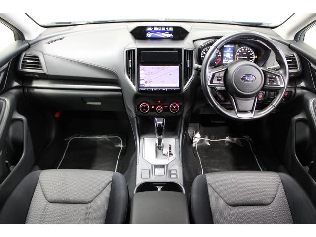 シンプルな仕立てと快適さにこだわったインテリアが、乗る人全員を心地よさで満たします。