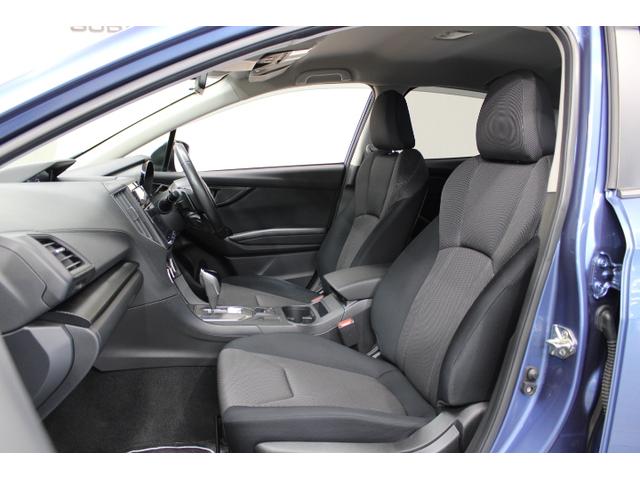 フロントシートは乗り心地とサポート性を追求。移動の疲労を軽減し、正確な操作を支えます。