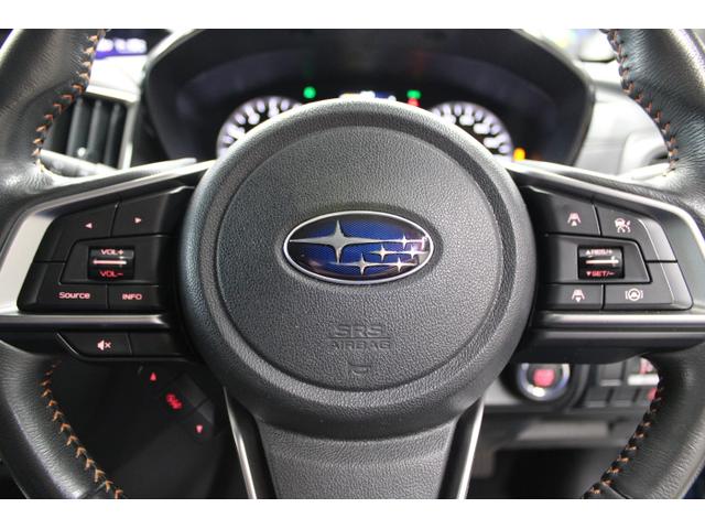 ステアリングから手を放さずにオーディオの操作やクルーズコントロールの設定が可能です。