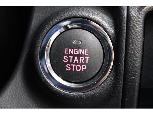 キーレスアクセス＆プッシュスタート。アクセスキーを携帯していればドアのロック／アンロックはドアノブに触れるだけでＯＫ。エンジンスタートはこのボタンをワンプッシュ。