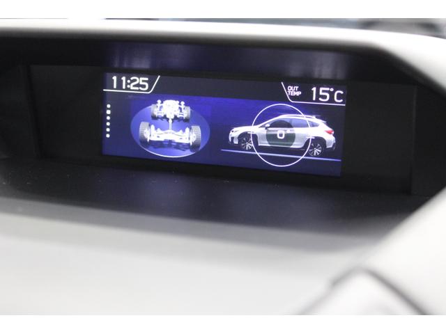 ダッシュボード上中央には大型カラー液晶のマルチファンクションディスプレイを設置。車両の様々な情報を表示します。