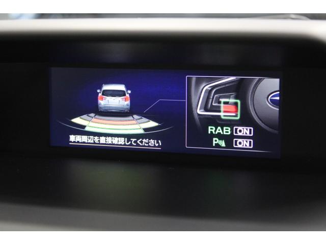 バック時の衝突回避をサポートする後退時ブレーキアシスト。車体後部に装着されたソナーセンサーが障害物を検知。警告音と警告表示で段階的に注意を促します。