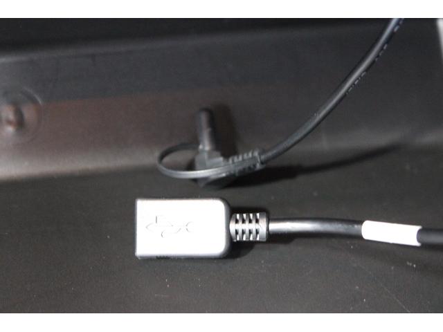 グローブボックス内にＡＵＸ端子とＵＳＢ端子があります。ナビゲーションと携帯音楽プレーヤー等との接続も可能。
