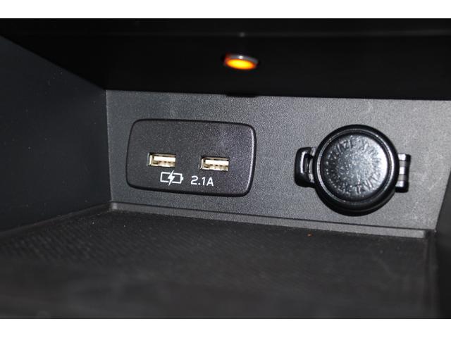 車内でのデジタルデバイスの使用をサポートするＵＳＢポートと１２Ｖアクセサリーソケット。