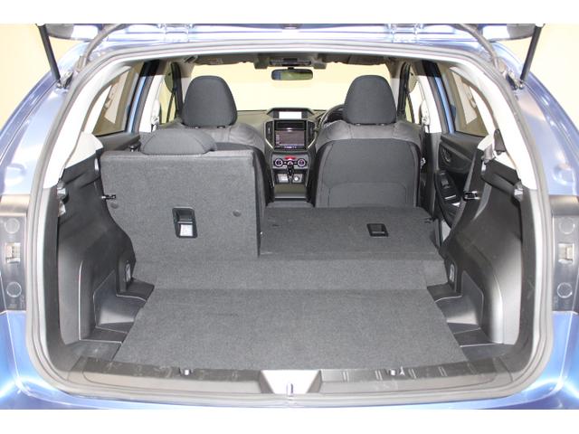 ６：４分割可倒式リヤシート。状況により荷室を自在に拡張可能。