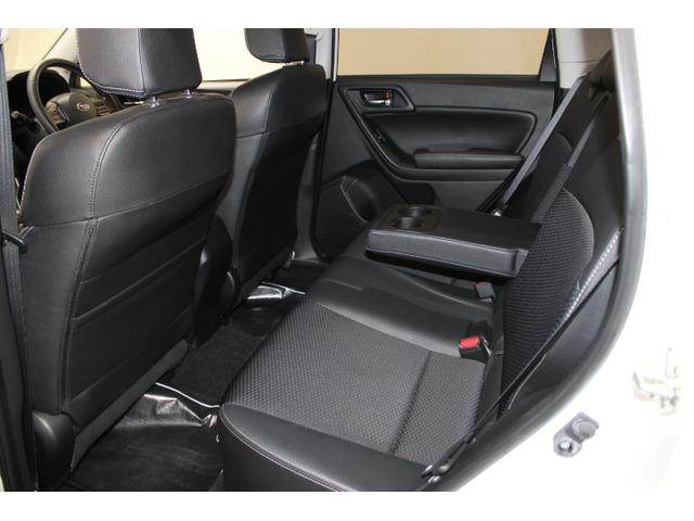 後席は足元も広くゆったりとくつろぐことができます。中央にはドリンクホルダーもあります！！