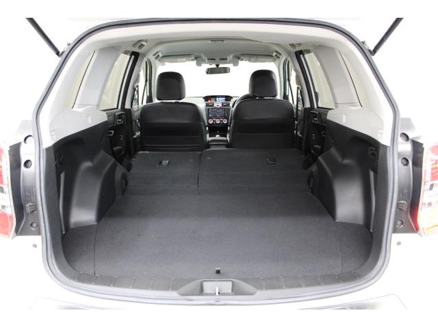 リヤシートを倒すと、荷室とほぼフラットにつながります！左右個別にシートが倒せるため、荷室の拡張が自由にできます