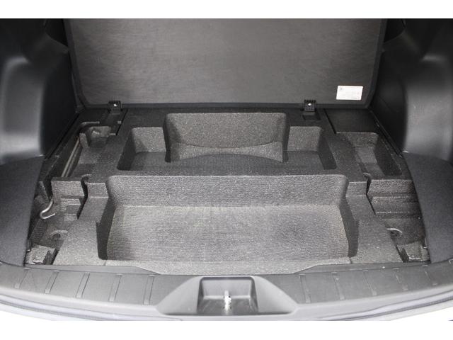 ラゲッジスペース下に便利なラゲッジボードをご用意、表示板など常備品の収納にお役立てください