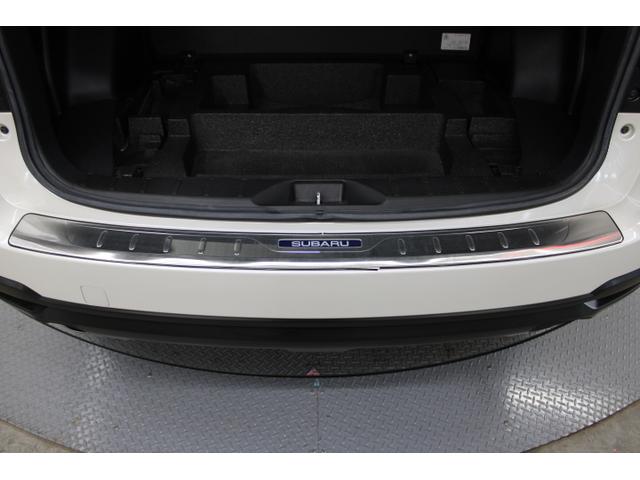 荷物の積み下ろし時に付きがちな傷からバンパーを守るカーゴステップパネル（ステンレス）を装備