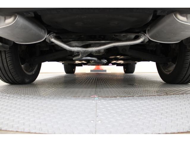 フラットに整えられたフォレスターの下回りは高速道路での安定性に大きく影響しています。