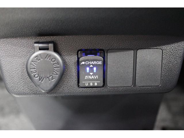 ナビゲーションにつながるＵＳＢポートと充電用ポートをご用意、対応のミュージックプレーヤーを接続すればお気に入りの音楽が車のスピーカーから流れます♪