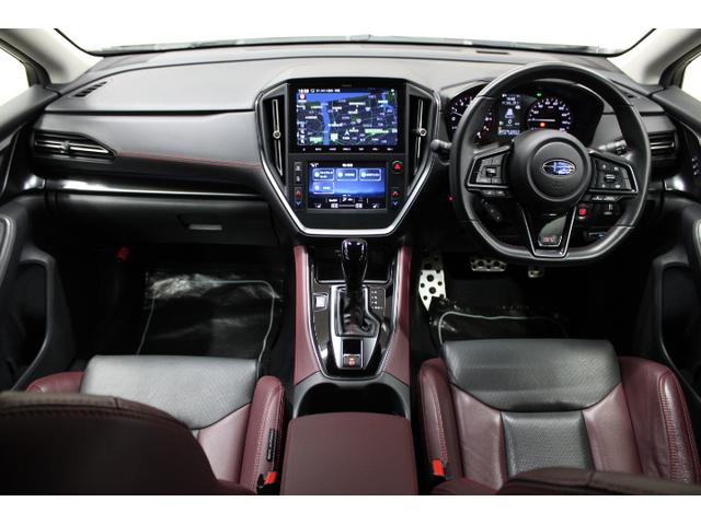 質感の高さとスポーティさを際立たせたボルドー／ブラック仕立てのインテリア。