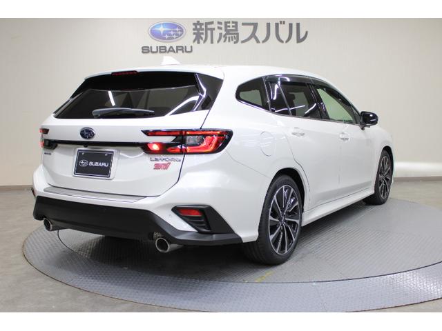 ＳＴＩロゴ入りデュアルマフラーとＳＴＩエンブレムが魅了的。※ホイールロックナット（別売り）装着車