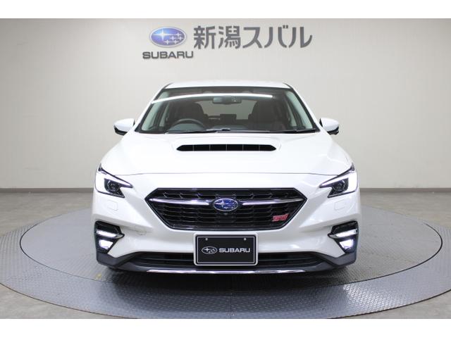 シャープで精悍なヘッドライトとともに、洗練さを放つフロントマスク。