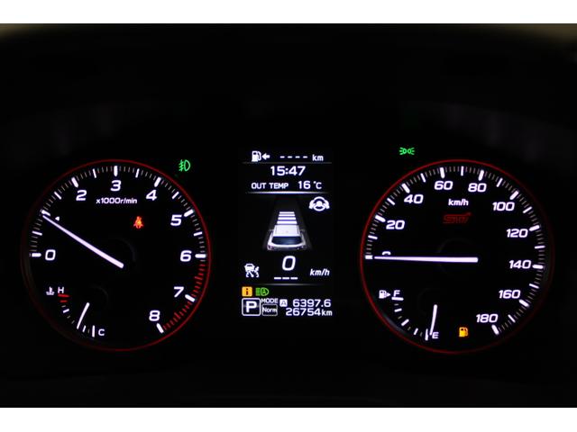 視認性に優れた精緻な文字盤が上質さを演出。中央の大型液晶画面にはさまざまな車両情報や警報を表示し、安全で快適なドライブをサポートします。