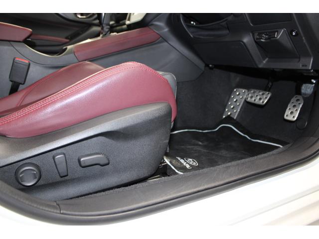 運転席パワーシート。シートリフター、前チルト、前後スライド、リクライニング、ランバーサポートの調整を電動化。最適なポジションを提供します。