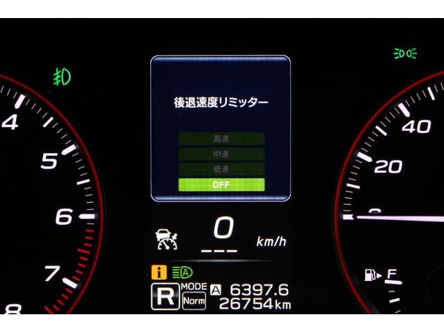 後退時の制限速度を設定できる「後退速度リミッター」。リミッターは３段階で任意に設定可能です。