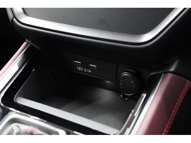 車内でのデジタルデバイスの使用をサポートするＵＳＢポートと１２Ｖアクセサリーソケット。