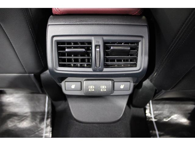 後席ＵＳＢ電源（２ヶ所）＆後席左右シートヒーター装着。