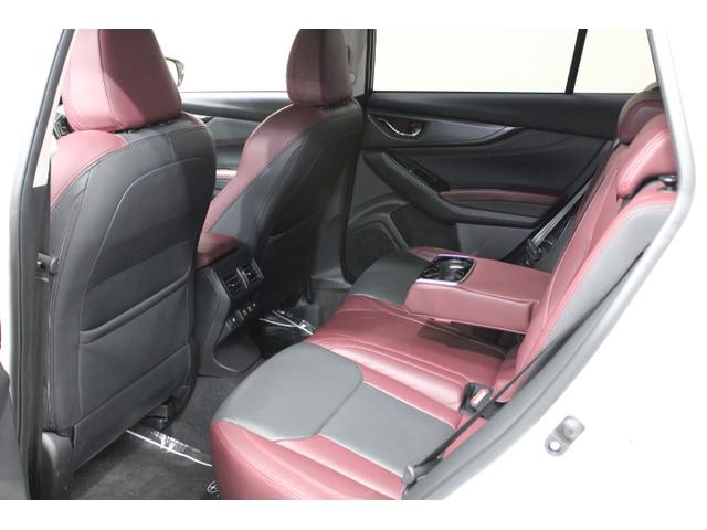 後部座席の膝回りも十分なスペースを確保。長距離移動でも疲れにくく、全ての人が心地良い時間を過ごせます。