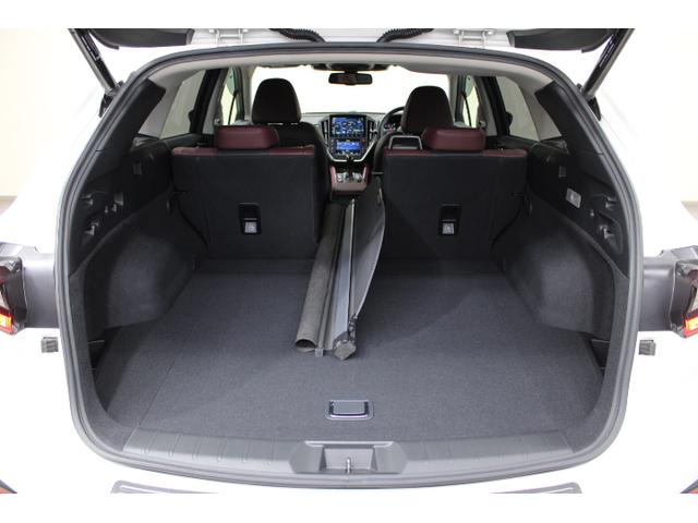 センターアームレストスルーで長尺物の積載にも対応します。