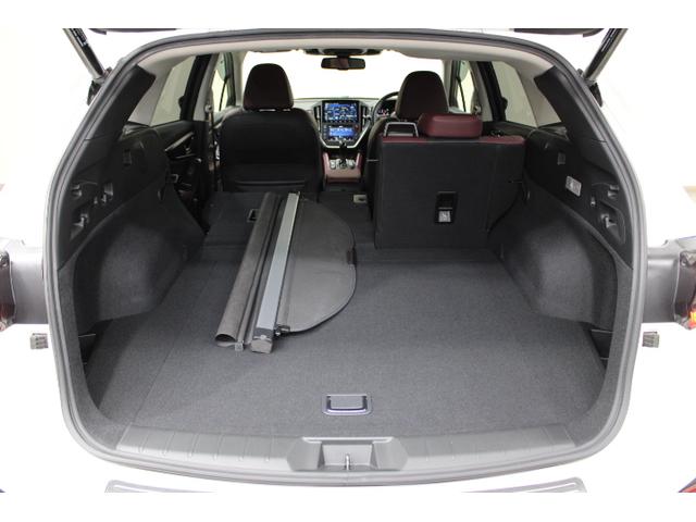 ４：２：４分割可倒式リヤシート。状況により荷室を自在に拡張可能。