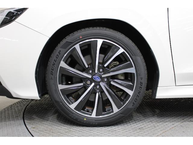 スタイリッシュで機能的！１８インチの純正アルミホイールを装着し、タイヤサイズは２２５／４５／Ｒ１８。美しいデザインと高い走行性能で、ドライブがさらに快適に！※ホイールロックナット（別売り）装着車