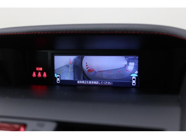 �t�����g���T�C�h�r���[���j�^�[�B�t�����g�O�����Ə���ȑ��h�A�~���[�ɑ������ꂽ�J�����̉f�����A�}���`�t�@���N�V�����f�B�X�v���C�ɕ\���B���p�����炵���S�^�]���A�V�X�g�B