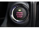 キーレスアクセス&プッシュスタート。アクセスキーを携帯していればドアのロック/アンロックはドアノブに触れるだけでOK。エンジンスタートはこのボタンをワンプッシュ。