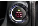キーレスアクセス&プッシュスタート。アクセスキーを携帯していればドアのロック/アンロックはドアノブに触れるだけでOK。エンジンスタートはこのボタンをワンプッシュ。