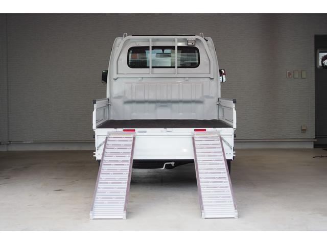 NT100クリッパートラック DX農繁仕様 5MT・4WD切替・デフロック・スロープ付き・荷台ゴムマット・あおりプロテクター・作業灯・ドアバイザー・フロアゴムマット(14枚目)