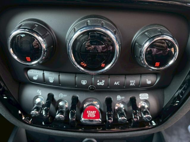 ダブルゾーンエアコンで夫婦円満！シートヒーターも装備