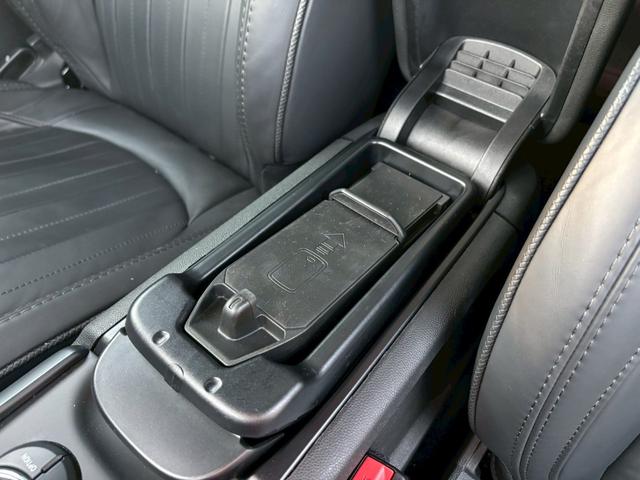 肘掛けに置くだけ充電のオプションが付いてます！（レアです）