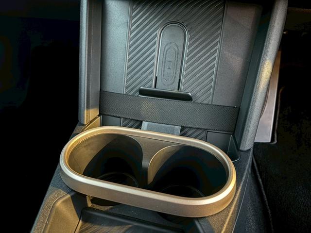 スマホを挟んでおくと勝手に充電もしてくれます！