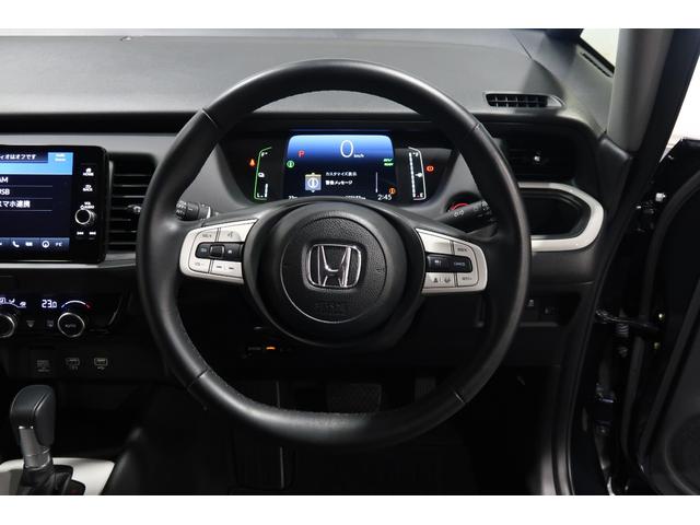 運転中もハンドルでの操作が可能です。特に高速道路等の目が離せない運転時には、便利さだけでなく、安全性も兼ね備えております。