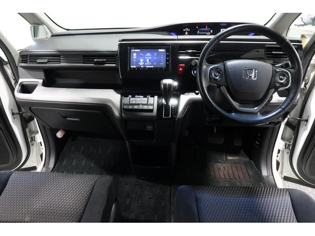 �h���C�o�[���ݍ��ނ悤�ɁA�f�B�X�v���[��X�C�b�`�A�R���\�[����z�u�B�������u�Ԃ���^�]�ւ̊��҂��I��Ԃ��̂��̂̐S�n�悳�ɂ�������Ă��܂��B