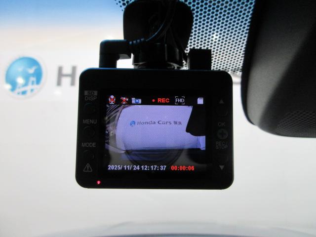 ヴェゼル ハイブリッドＺ・ホンダセンシング　ＨｏｎｄａＳＥＮＳＩＮＧ　前後ドラレコ　メモリーナビ　リヤカメラ　フルセグＴＶ　ＥＴＣ　アルミホイール　ワンオーナー　整備記録簿　横滑防止装置　バックガイドモニター　ＬＥＤライト　１オーナー　シートＨ（6枚目）