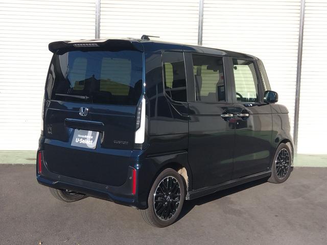Ｎ－ＢＯＸカスタム ターボ　当社デモカー　ＨｏｎｄａＳＥＮＳＩＮＧ　ドラレコ　全周囲カメラ　ＨＤＤナビ　ＥＴＣ　純正アルミ　イモビライザー　１オナ　衝突被害軽減　フロントカメラ　サイドカメラ　禁煙　ベンチシート　キーフリー（3枚目）