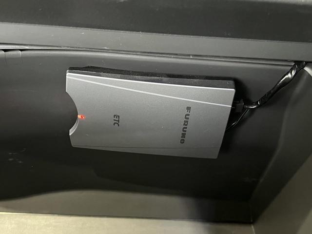 ヴォクシー ＺＳ　煌ＩＩ　社外マフラー／ＥＳＴＡＴＵＳ１８ＡＷ／両側電動スライドドア／パドルシフト／スマートキー／ＥＴＣ／純正ナビ／バックカメラ／ＨＩＤオートライト（27枚目）