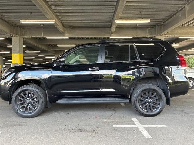 ランドクルーザープラド TX Lパッケージ マットブラックエディション オートクルーズ 踏み間違い防止装置 ナビ付 セキュリティー 電動パワーシート アルミ ETC車載器 3列シート LEDヘッドライト キーレス 4WD サンルーフ ミュージックプレイヤー接続可 ABS(2枚目)