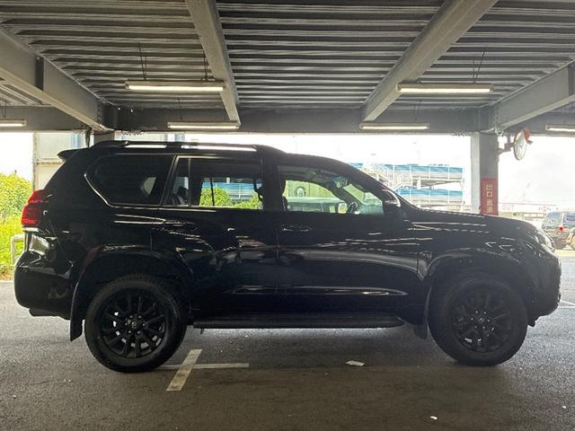 ランドクルーザープラド TX Lパッケージ マットブラックエディション オートクルーズ 踏み間違い防止装置 ナビ付 セキュリティー 電動パワーシート アルミ ETC車載器 3列シート LEDヘッドライト キーレス 4WD サンルーフ ミュージックプレイヤー接続可 ABS(3枚目)